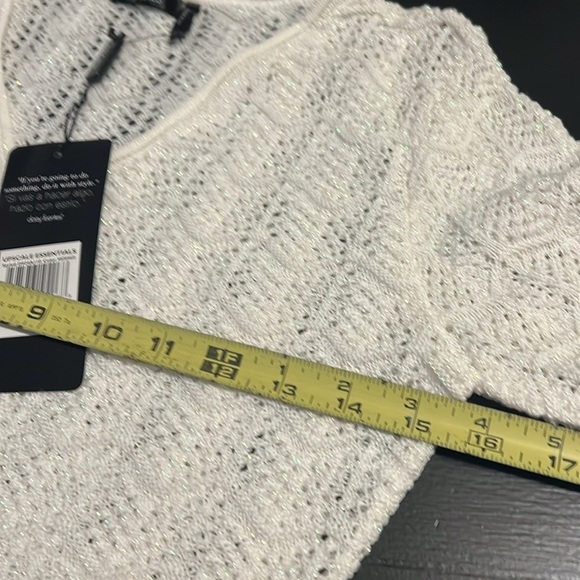 Gorgeous Daisy Fuentes knit sweater with shimmer NWT - Picture 5 of 7